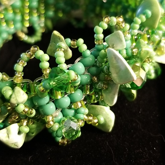 Chunky Green Beaded Bracelet - Picture 2 of 2